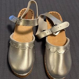 New without tags Hannah Anderson Silver clogs. EU size 35